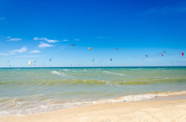 Çoğu uçurtma sörfçü kendi sevilen spor keyfini çıkarın. 