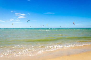 Birkaç hava Ceara Cumbuco plajda sörf uçurtma