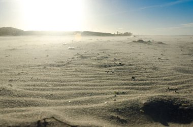 Güçlü rüzgar nedeniyle sahilde dalgalı kum
