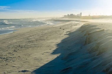 Bir gün batımı görünümü Ceara Brezilya'da bir beyaz kum Plajı üzerinde