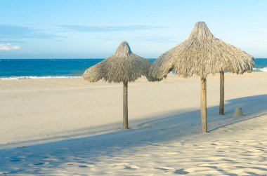 Birçok şemsiye, plaj kum güneş