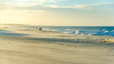 Gün batımında sahilde Buggy