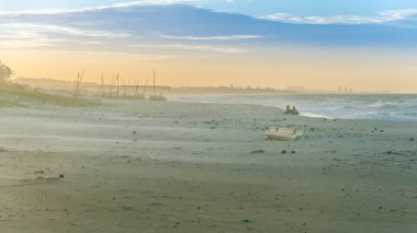 Sahilde günbatımı seyir çevrede, Çift