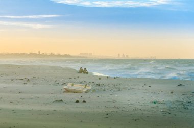 Sahilde günbatımı seyir çevrede, Çift