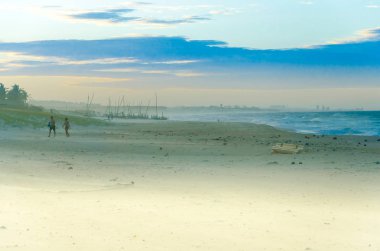 Gün batımında kumsalda bir çift