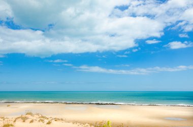 Beyaz kumlu plaj, adamcağız araba 