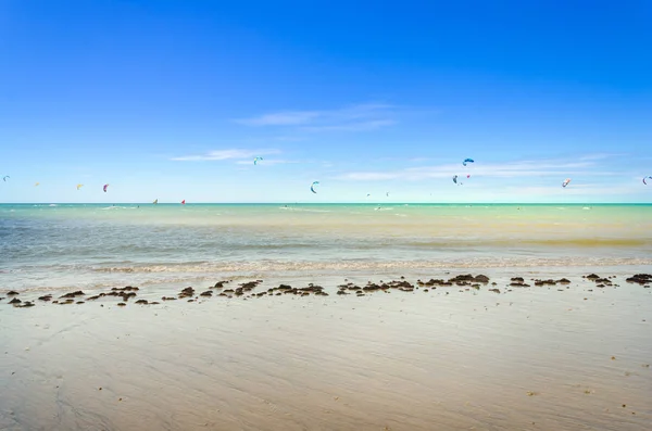 Gente navegando en su tabla de kitesurf y disfrutando — Foto de Stock