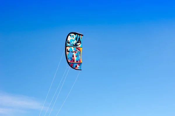 Arka Plan Olarak Parlak Mavi Gökyüzü Ile Uçurtma Kiteboarding Portre — Stok fotoğraf