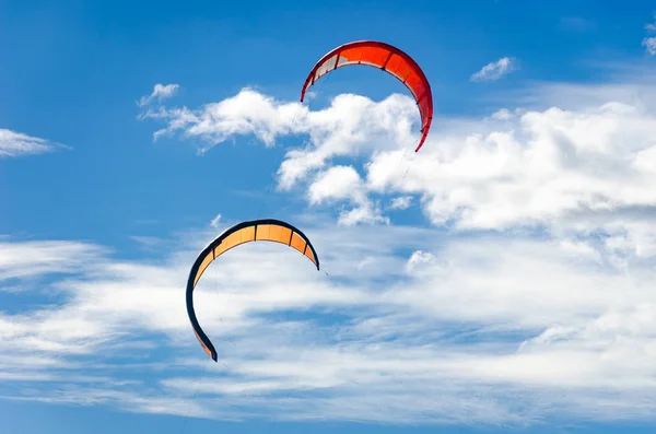 En yüksek gökyüzü tarafından kitesurfing birkaç kapatın — Stok fotoğraf
