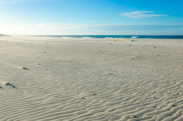 Vlnité Písku Pláži Kvůli Silnému Větru — Stock fotografie