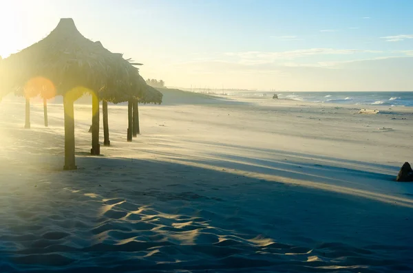 Přeexponovaný Pohled Večer Beach Mnoha Slunečníky Západ Slunce — Stock fotografie