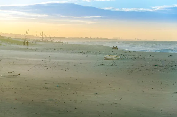 Pár Pláži Při Západu Slunce Rozhlížel — Stock fotografie