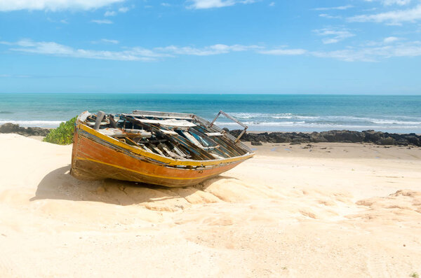 Передний вид сломанного каноэ над песком
 