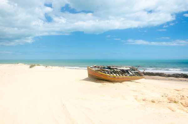 Передний вид сломанного каноэ над песком
 