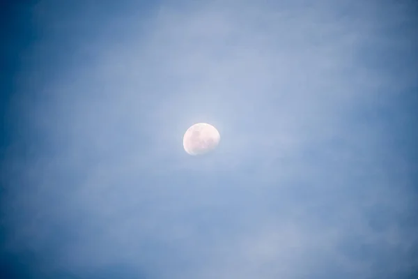Waxing luna gibbous pe timp de noapte cu cer iluminat — Fotografie, imagine de stoc