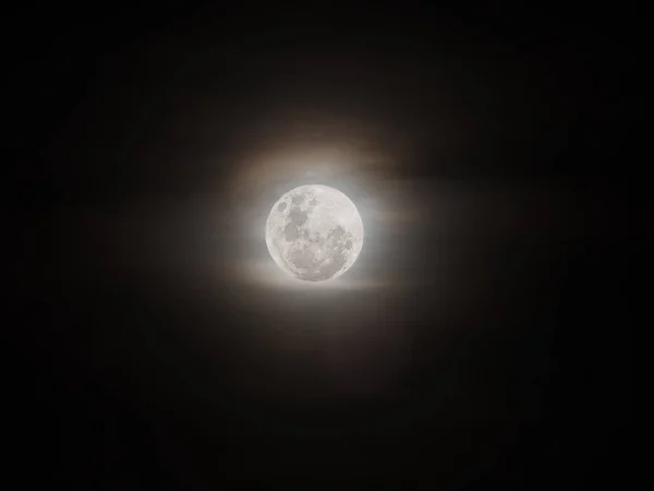 Super lua com céu iluminado à noite — Fotografia de Stock