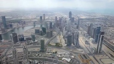Dubai, Birleşik Arap Emirlikleri - 2 Aralık 2014: Dubai binalarının hava görüntüleri. Sağ tarafta Burj Al-Arap otelini görmek mümkün. Fotoğraf Burj Halife gözlem güvertesinde çekildi..
