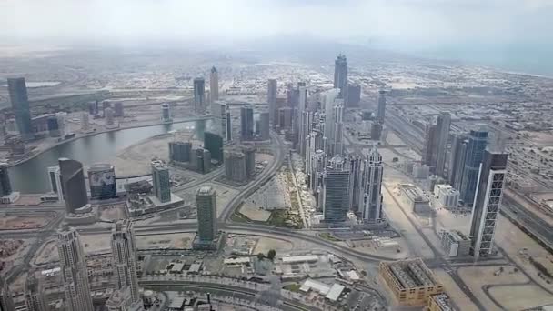 阿拉伯联合酋长国迪拜 2014年12月2日 空中拍摄迪拜建筑 可以看到Burj Arab旅馆就在里面 照片来自Burj Khalifa观景台 — 图库视频影像