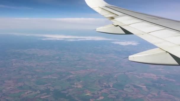 Βίντεο Ενός Αεροπλάνου Που Πετάει Ψηλά Στον Γαλάζιο Ουρανό Πτέρυγα — Αρχείο Βίντεο