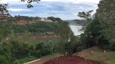 Üçlü sınır. Paraguay (çok uzakta), Arjantin (solda Puerto Iguazu) ve Brezilya arasında önemli bir sınır.).