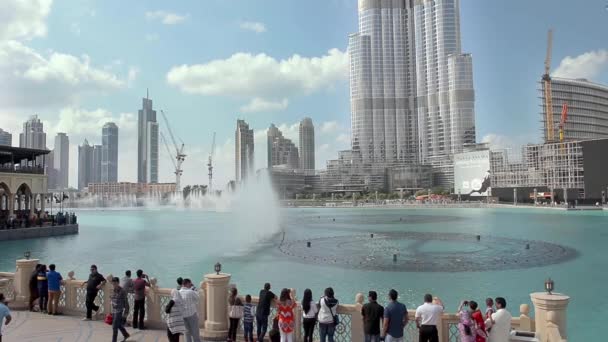 Dubai Bae Aralık 2014 Burj Halife Gölü Ndeki Çeşme Suyu — Stok video