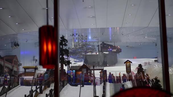 ドバイ Uae 2014年12月2日 スキードバイは22 500平方メートルの屋内スキーリゾートです エミレーツモール内の屋内スキー場です — ストック動画