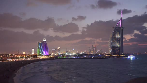 位于Jumeirah海滩日落的Burj Arab酒店和Jumeirah酒店灯火通明 Burj Arab是一座豪华的七星级酒店 建在一座人工岛上 — 图库视频影像