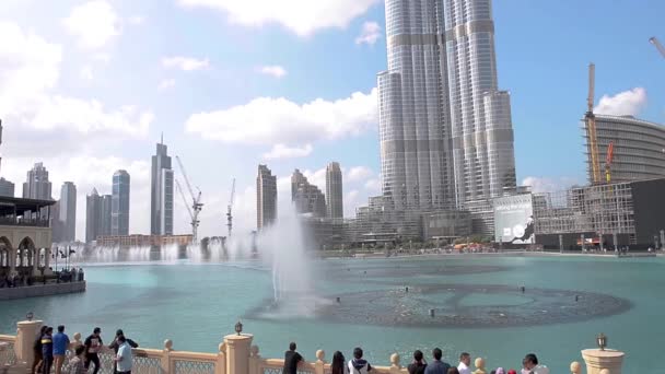 Dubai Egyesült Arab Emírségek December 2014 Turisták Figyelik Szökőkút Víz — Stock videók