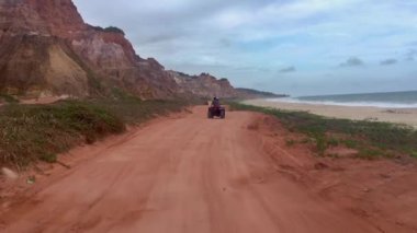 Alagoas, Brezilya 'da Gunga plajı yakınlarındaki deniz kenarındaki kayalıklarda turistler