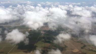 Alagoas eyaletinde, Brezilya 'da, her yerde bulutlar olan çiftliklerin üzerinde uçuyor..