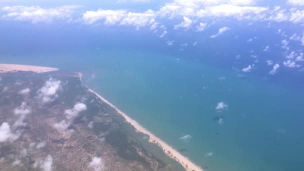 北東部ブラジルのアラゴアス州とセルジェ州の境界にあるので フランシスコ川の口の空中ビュー — ストック動画