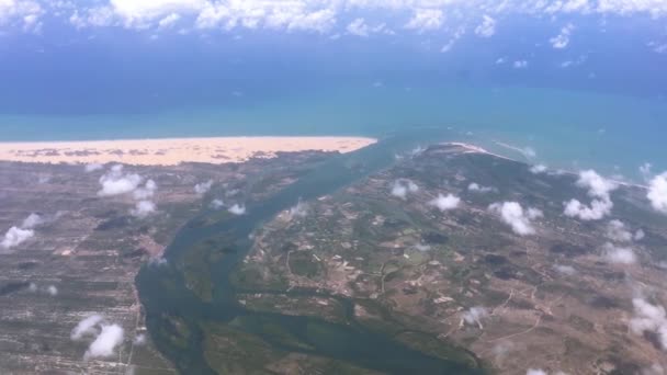 北東部ブラジルのアラゴアス州とセルジェ州の境界にあるので フランシスコ川の口の空中ビュー — ストック動画