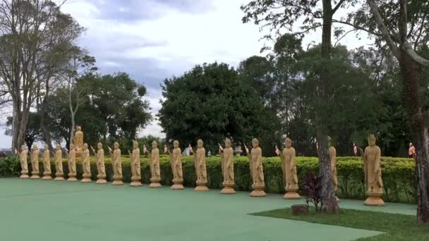 Foz Iguazu Brasil July 2016 Banyak Patung Buddha Memegang Bendera — Stok Video