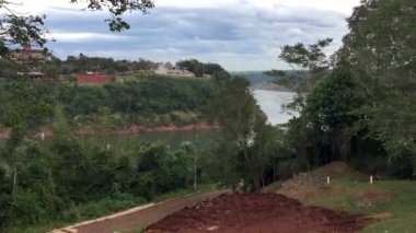 Üçlü sınır. Paraguay (çok uzakta), Arjantin (solda Puerto Iguazu) ve Brezilya arasında önemli bir sınır.).