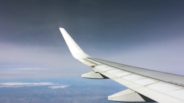 Video Otvírající Vysoké Expozici Letadla Letícího Vysoko Modré Obloze Křídlo — Stock video