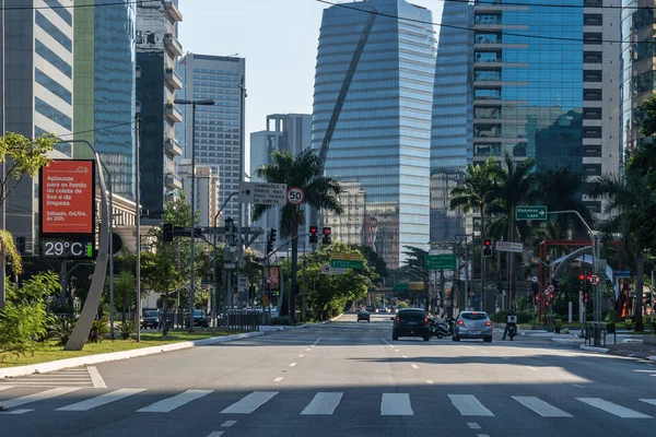 Sao Paulo, Brezilya - 5 Nisan 2020: Şehir senaryosunda salgın bir hastalık. Juscelino Kubitschek Bulvarı 'nda birkaç araba var. Normal günlerde çok işlek bir cadde. Sao Paulo, Brezilya.