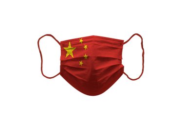 Koronavirüs salgınına karşı korunmak için kullanılan ameliyat maskesi beyaz arka planda izole edilmiş. Çin bayrağı.