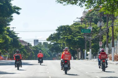 Sao Paulo, Brezilya - 5 Nisan 2020: bir salgın hastalık. Sokakta hiç araba yok, sadece yiyecek ve paket getiren motorcular var..