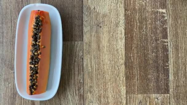 Tahta Bir Masanın Üzerinde Küçük Bir Tabakta Papaya Dilimi — Stok video