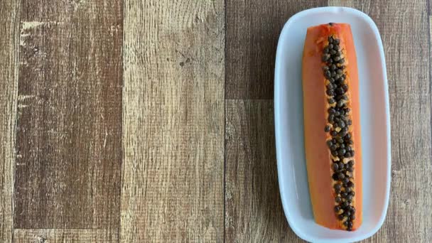 Tahta Bir Masanın Üzerinde Küçük Bir Tabakta Papaya Dilimi — Stok video