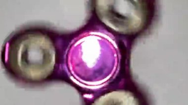 Beyaz arkaplanda yüksek hızda dönen bir oyuncak döndürmek