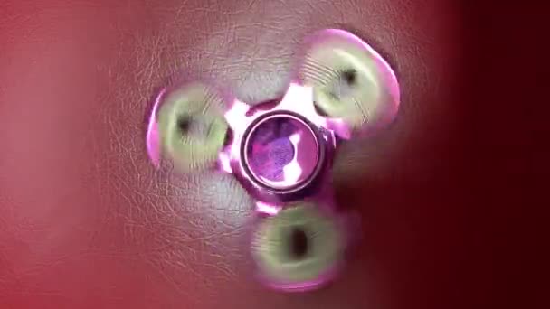 Draaien Van Een Spinner Speelgoed Hoge Snelheid Rode Achtergrond — Stockvideo