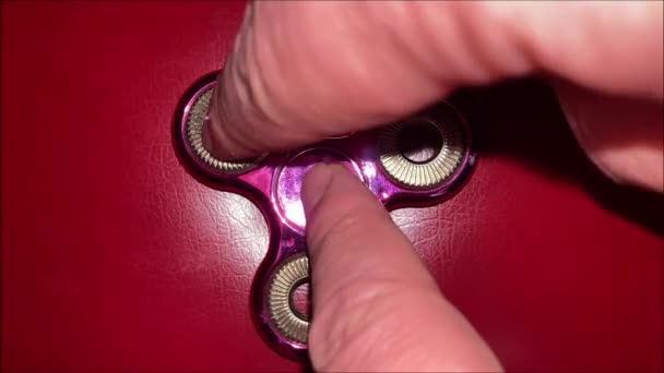 Draaien Van Een Spinner Speelgoed Hoge Snelheid Rode Achtergrond — Stockvideo