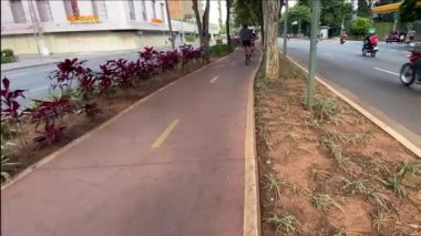 Sao Paulo, Brezilya - 19 Nisan 2020: Hafta içi Faria Lima Bulvarı bisiklet pistinde spor yapan insanlar. Sokakta çok az araba var ve Covid-19 salgını nedeniyle dükkanlar kapalı..