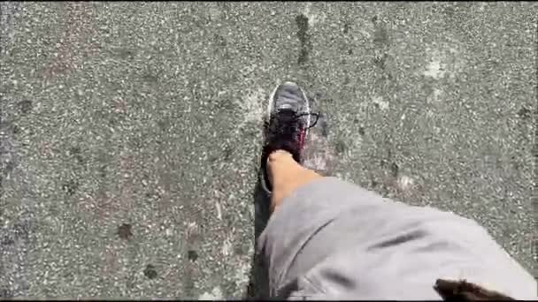 Widok Góry Nogi Człowieka Chodzącego Ulicą Szortach Tenisówkach — Wideo stockowe