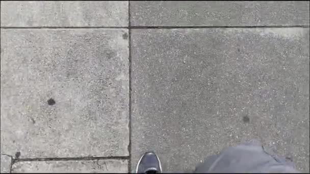 Κάτοψη Των Ποδιών Ενός Άντρα Που Περπατάει Στο Δρόμο Φορώντας — Αρχείο Βίντεο