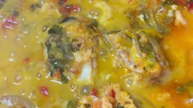 Moqueca yemeği pişiriyorum. Brezilya geleneksel yemekleri, balık ve karides, hindistan cevizi sütü ve azeit de dende.