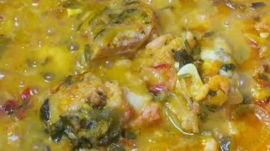 Moqueca yemeği pişiriyorum. Brezilya geleneksel yemekleri, balık ve karides, hindistan cevizi sütü ve azeit de dende.