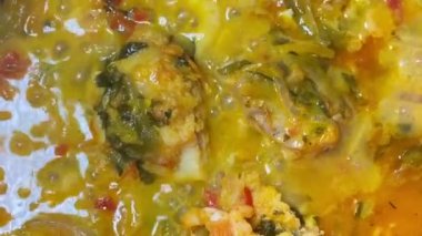 Moqueca yemeği pişiriyorum. Brezilya geleneksel yemekleri, balık ve karides, hindistan cevizi sütü ve azeit de dende.