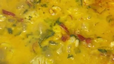 Moqueca yemeği pişiriyorum. Brezilya geleneksel yemekleri, balık ve karides, hindistan cevizi sütü ve azeit de dende.